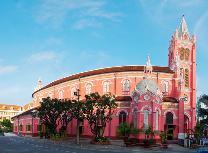 Nhà thờ Tân Định cùng với nhà thờ Đức Bà là hai công trình được xây dựng từ rất sớm với quy mô lớn tại Sài Gòn. Nét ấn tượng nhất ở nhà thờ này là màu hồng phủ khắp các bức tưởng, cả bên ngoài lẫn bên trong. Ảnh: Osalam.