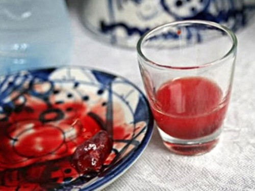 Rượu pha với tiết trăn, quế, hồi chữa hoa mắt, thiếu máu, chóng mặt, chân tay tê mỏi. Ảnh: Baithuoc.
