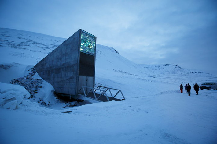 Bên trong hầm hạt giống toàn cầu Svalbard có các thiết bị làm lạnh và những thiết bị điện khác tỏa nhiệt qua đường hầm.... để toàn bộ số hạt giống an toàn, không bị hỏng.