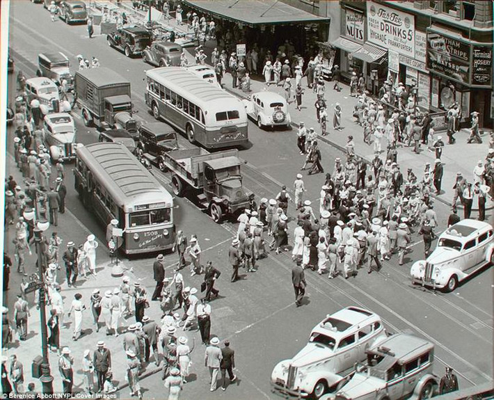 Dòng người, xe cộ tấp nập tại Manhattan, New York những năm 1930.