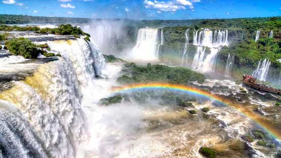 Thác nước Iguazu nằm trên sông Iguazu trở thành biên giới đặc biệt giữa Brazil và Argentina.