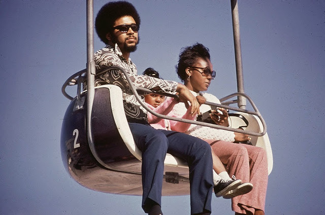 Một gia đình có buổi vui chơi tại công viên giải trí ở Santa Cruz, California tháng 5/1972.
