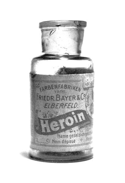 Từng có thời điểm heroin được sử dụng công khai và được bác sĩ kê đơn cho người bệnh bị ho hay nhức đầu.