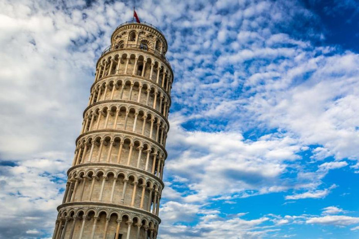 Một sự thật khó tin là tháp nghiêng Pisa (Italy) chưa bao giờ đứng thẳng. Công trình này bị nghiêng từ khi xây tầng thứ hai.