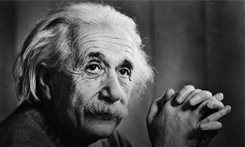 Một trong những sự thật khó tin là nhà vật lý thiên tài Albert Einstein từng nhận được mời lời làm Tổng thống Israel sau khi Tổng thống Chaim Weizmann qua đời năm 1952. Trước lời đề nghị này, Einstein đã từ chối với lý do ông quá già (khi ấy nhà vật lý lỗi lạc 73 tuổi).