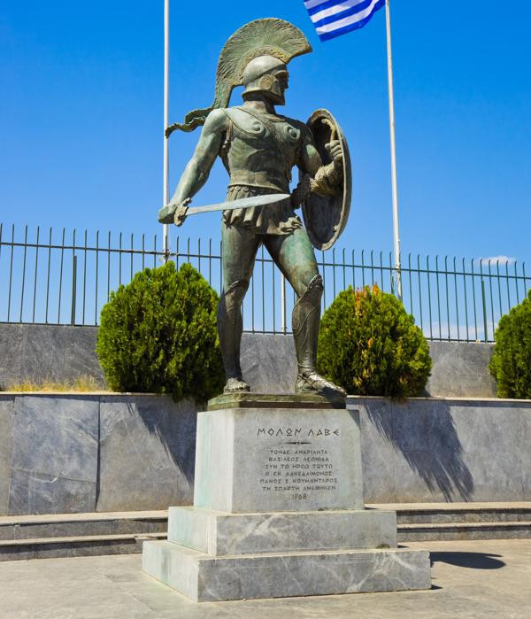 Vì vậy, Leonidas I theo học tại trường Agōgē - nơi huấn luyện, đào tạo tất cả nam giới Sparta. Tại đây, Leonidas I rèn luyện cách sinh tồn và chiến đấu. Ông trải qua khóa huấn luyện thành công và trở thành công dân thực thụ của Sparta.