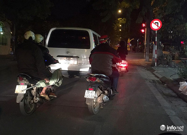 Xe ô tô chở Thiên nga di chuyển đến ngã tư Trần Bình Trọng - Nguyễn Du thì dừng lại.