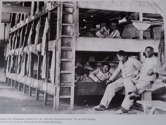 Theo James A. Rose, những người bị giam cầm trong trại Dachau đều có da bọc xương, trông nhếch nhác, bẩn thỉu và nhìn chằm chằm vào những người lính của quân Đồng minh tiến vào giải phóng trại.
