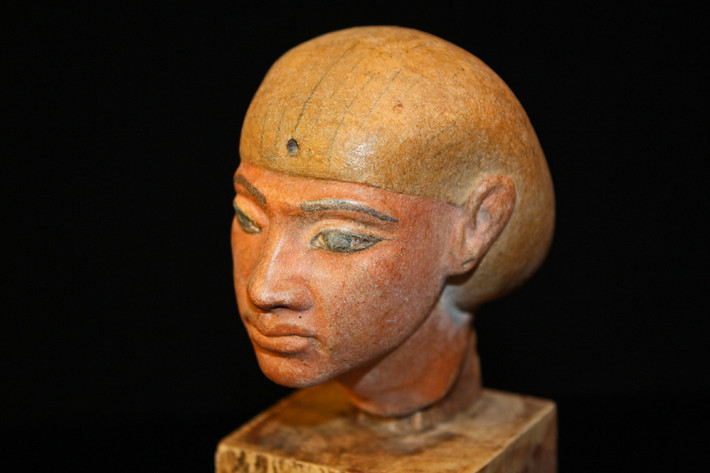 Không những vậy, ông hoàng Amenhotep III còn thể hiện tình yêu vô bờ bến dành cho vợ bằng cách xây dựng nhiều điện thờ lộng lẫy, cung điện nguy nga, hồ nước nhân tạo... để tặng cho bà.