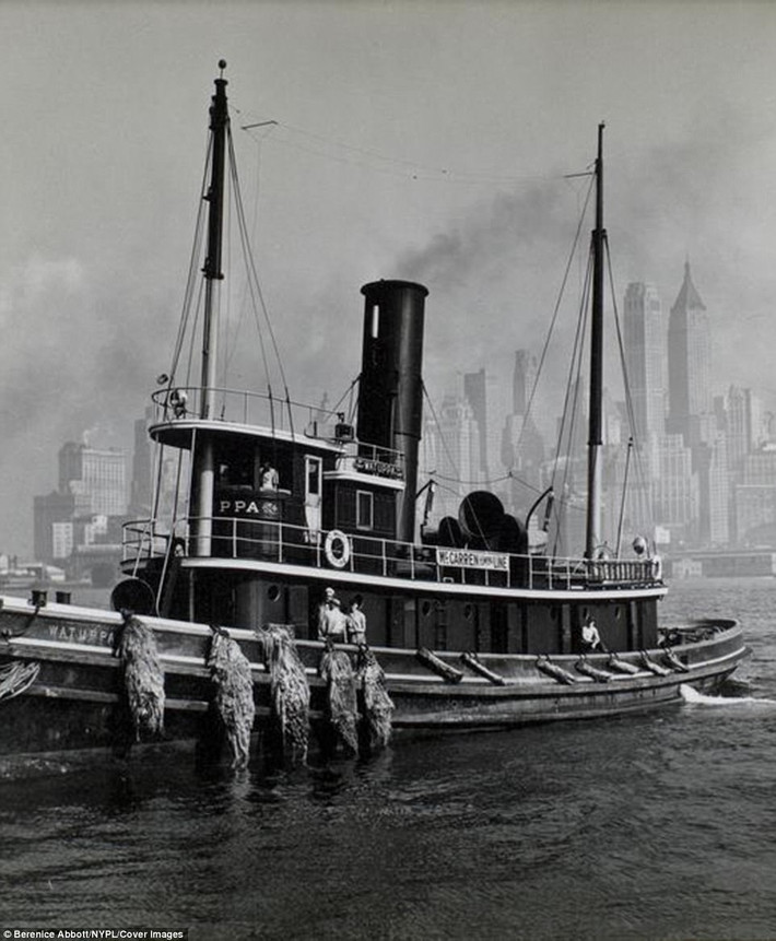 Những thuyền viên làm việc trên tàu. Hàng trăm tàu hoạt động sầm uất tại cảng New York những năm 1930.