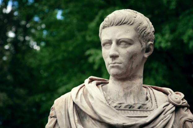 Hoàng đế La Mã Gaius hay còn gọi Caligula đã có hành động ngông cuồng khi phong cho con ngựa yêu quý của mình làm thượng nghị sĩ.