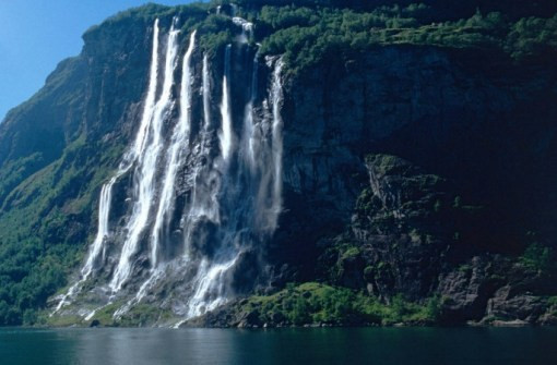Thác nước Vinnufossen nằm ở Na Uy nổi tiếng với độ cao lên đến 866m. Do vậy, thác nước hùng vĩ này được coi là ngọn thác cao nhất châu Âu.
