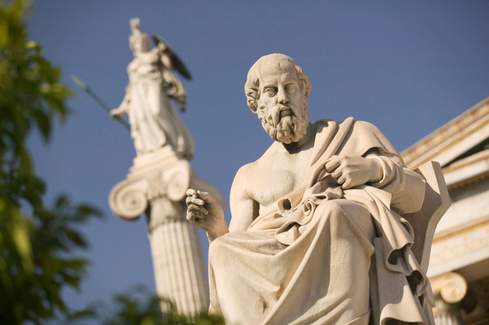 Plato là một trong những nhân vật kiệt xuất sở hữu bộ óc thiên tài. Ông là triết gia nổi tiếng của Hy Lạp cổ đại, là học trò của Socrates và là thầy của Aristotle.
