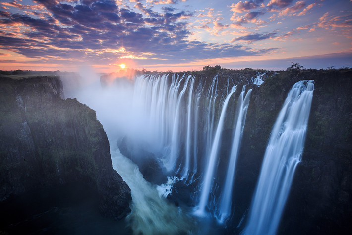 Thác Victoria nằm trên sông Zambezi và là biên giới giữa Zambia và Zimbabwe. Đây cũng là một trong những thác nước ngoạn mục và đẹp nhất thế giới.