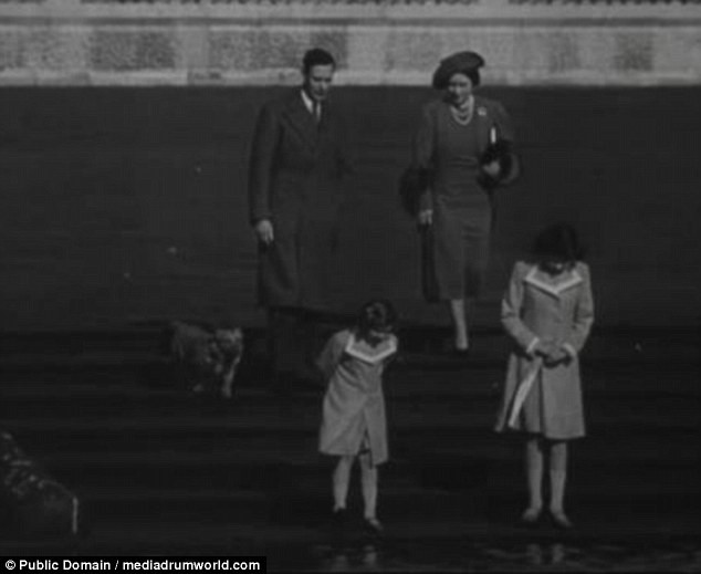 Hai nàng công chúa nổi tiếng của Hoàng gia Anh: Elizabeth II (phải ảnh) và Margaret hạnh phúc khi ở bên cha mẹ.