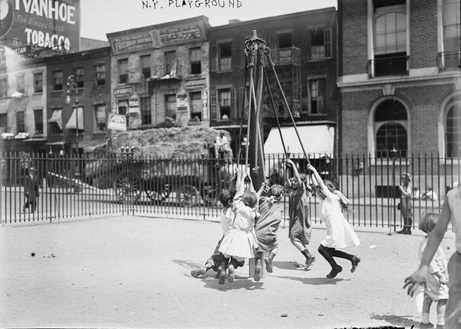 Trò chơi đu dây đầy mạo hiểm này khá phổ biến trong giới trẻ Mỹ vào thời kỳ 1905. Trò chơi khó tin này bao gồm: một cây cột lớn với những sợi dây thừng được buộc chặt vào chiếc móc trên đỉnh cột.