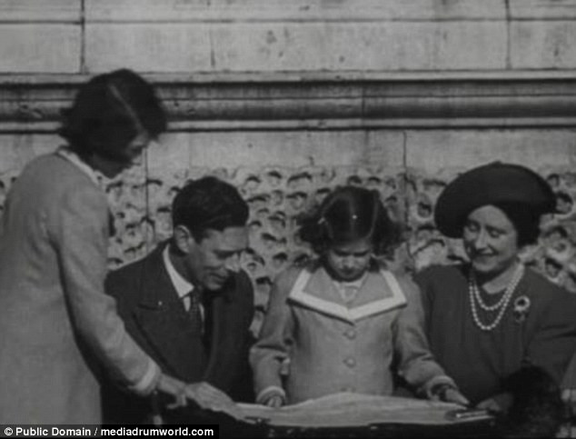 Hình ảnh gia đình hạnh phúc của Nữ hoàng Elizabeth II năm 13 tuổi. Trong ảnh là Nữ hoàng Elizabeth II bên em gái - công chúa Margaret. Nữ hoàng Elizabeth II là con gái cả của vua George VI.