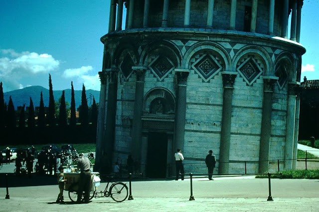 Tháp nghiêng Pisa nổi tiếng của Italy thu hút khá đông khách du lịch ghé thăm mỗi năm.