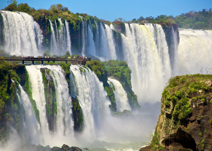 Hai nhà thám hiểm người Tây Ban Nha, Conquistador Alvar Núñez Cabeza de Vaca đã phát hiện thác nước Iguazu năm 1541. Thác nước này gây chú ý khi rộng 2,7 km và nơi cao nhất là 86 m.