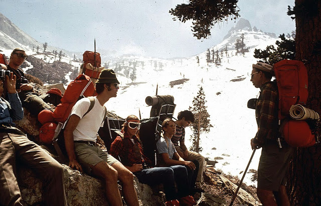 Những người đi bộ dừng chân nghỉ ngơi trong chuyến leo núi ở Nevada tháng 5/1972.