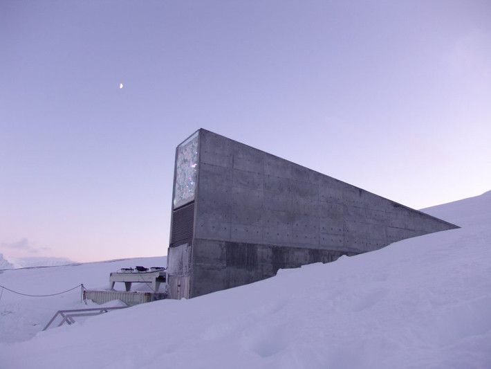Hầm hạt giống chống tận thế ở Svalbard giống như một ngân hàng cây trồng khi lưu giữ đủ loại hạt giống ở các nước trên thế giới.