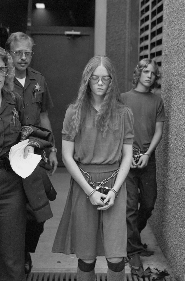 Brenda Ann Spencer (Mỹ) gây ra tội ác hãi hùng năm 16 tuổi. Cụ thể năm 1979, thiếu nữ Brenda đã sử dụng súng khiến nhiều người thương vong ở trường tiểu học Cleveland tại San Diego.