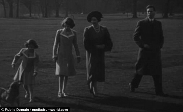 Loạt ảnh ghi dấu khoảnh khắc hạnh phúc của gia đình Nữ hoàng Elizabeth II này được giới thiệu tới công chúng vào tháng 5/1939 - vài tuần trước khi Chiến tranh thế giới 2 nổ ra.
