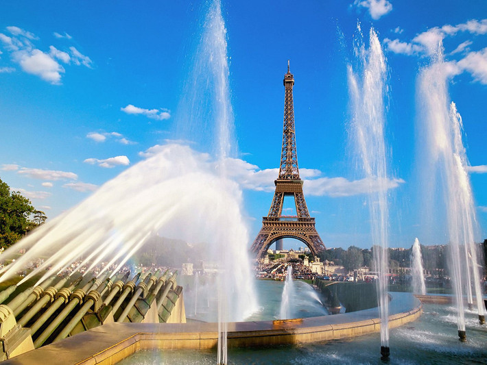 Tính từ mặt đất đến ăng-ten, tháp Eiffel cao 324m. Theo đó, đây là công trình cao nhất nước Pháp hiện nay.