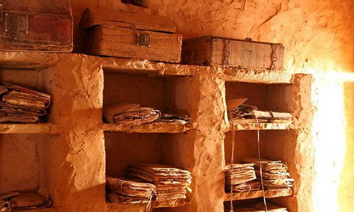 Thị trấn cổ Chinguetti thuộc phía bắc Mauritania, nằm ở bờ tây sa mạc Sahara là nơi có hàng chục thư viện cổ giá trị. Nơi đây được thành lập vào thế kỷ 12.