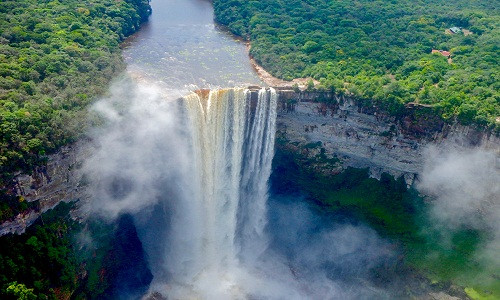Thác Kaieteur nằm ở Guyana, là một trong những thác nước kỳ vĩ nhất trên thế giới với chiều cao lên tới 251m.