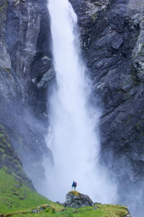 Thác Vinnufossen được đổ từ dòng sông Vinnu nằm trên núi Vinnufjellet tạo nên cảnh quan ngoạn mục, thu hút khách du lịch.