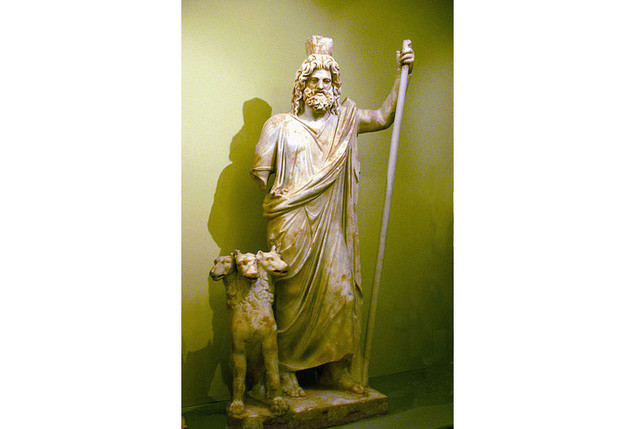 Hades - Thần cai quản địa ngục nổi tiếng với biểu tượng là mũ tàng hình và con chó ba đầu hung dữ Cerberus.