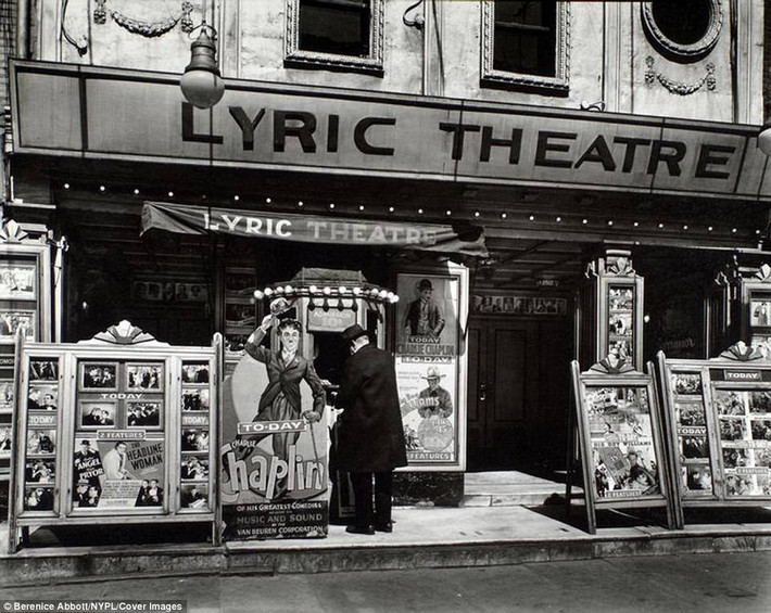 Nhà hát Lyric ở Manhattan treo tấm biển quảng cáo giới thiệu bộ phim của Charlie Chaplin ở địa điểm dễ nhìn thấy, thu hút sự chú ý của người đi đường.