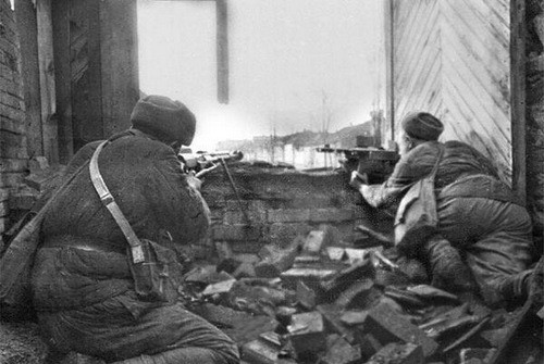 Chính vì vậy, trận Stalingrad đẫm máu đã khiến 1,9 triệu binh sĩ Đức, Liên Xô và dân thường thiệt mạng. Phát xít Đức thua trận tạo ra bước ngoặt trên chiến trường Thế chiến 2.