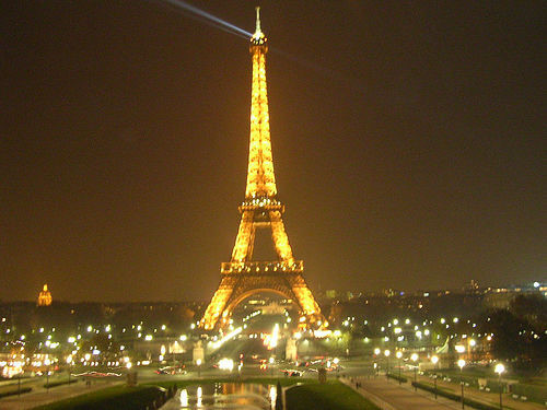 Tháp Eiffel là công trình thu phí thu hút du khách nhất thế giới bởi mỗi năm có khoảng 7 triệu người ghé thăm nơi đây. Phần lớn khách tham quan là người Mỹ, Anh và Italy.