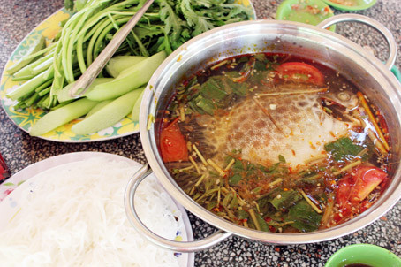 Cá hói cắt khúc dày khoảng 2 - 3cm hoặc để nguyên con khía thịt 2 mặt. Uớp cá với bột canh, bột nêm, vài lát ớt. Bày nồi lẩu cá ra, giữa xếp cá, rau bên cạnh, đợi nước lẩu sôi thì thả cá vào. Khi ăn, nhúng kèm rau. Ảnh: Internet. Video "Chế biến món ngon từ nấm đông cô". Nguồn: VTC.