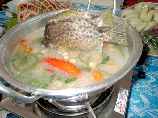 Ninh xương ống làm nước dùng. Phi thơm hành, cho khế và cà chua vào. Mẻ hòa với ít nước lọc lấy nước cốt. Khi nước dùng xương đã được, vớt xương ống để riêng, cho cà chua, khế, mẻ và đầu cá hói vào đun sôi nhỏ lửa.