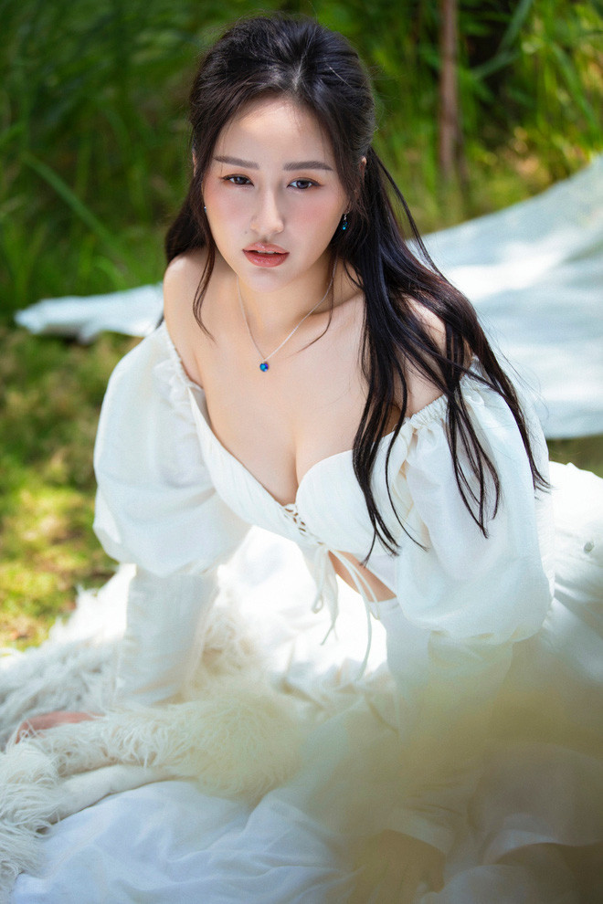 Mai Phương Thúy tự tin diện các bộ cánh hở bạo, trễ nải khoe vòng một gợi cảm, chân thon trắng nõn.