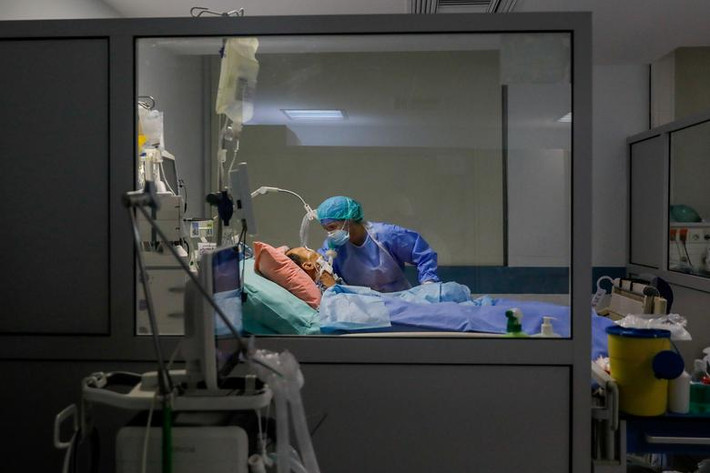 Một nhân viên y tế kiểm tra sức khỏe bệnh nhân nhiễm virus SARS-CoV-2 tại phòng ICU ở bệnh viện Sotiria tại Athens, Hy Lạp.