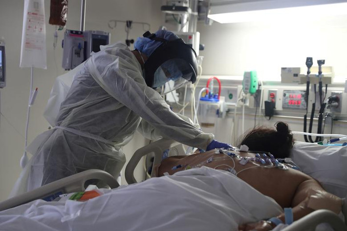 Một nhân viên y tế đang điều trị cho bệnh nhân COVID-19 nặng tại phòng ICU thuộc bệnh viện Scripps Mercy ở Chula Vista, bang California, Mỹ.