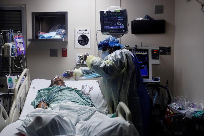 Một y tá đang đặt ống hút sâu vào phổi của một ca bệnh COVID-19 nặng ở bệnh viện cộng đồng Roseland tại thành phố Chicago, bang Illinois, Mỹ.