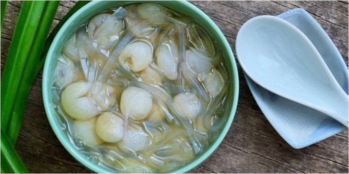 Cách làm: Nấu 150g đường cát để tạo nước, cho trái vải vào rim đường, lửa nhỏ khoảng 20 phút, bắc xuống, để nguội. Tiếp theo tiến hành hòa tan rau câu với nước dừa tươi, thêm 50g đường còn lại, cho bột hạnh nhân vào, lại đun sôi. Khi thấy rau câu sánh, nhấc xuống cho vào khuôn, để nguội.