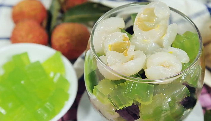 Tiếp đến là đặt vào ngăn mát trong tủ lạnh, đợi đông rồi lấy ra cắt hạt lựu. Trộn chung trái vải với rau câu, cho vào tủ lạnh rồi ăn mát vừa. Khi ăn món chè vải rau câu này, hạnh nhân sẽ giúp rau câu thơm hơn. Nước dừa đã ngọt sẵn nên không cần cho nhiều đường. Nếu thích có thể thêm vào chè nhiều loại trái cây khác tùy ý hoặc một số thách làm sẵn. Ảnh: Internet. Video "Chế biến món ngon từ nấm đông cô". Nguồn: VTC.