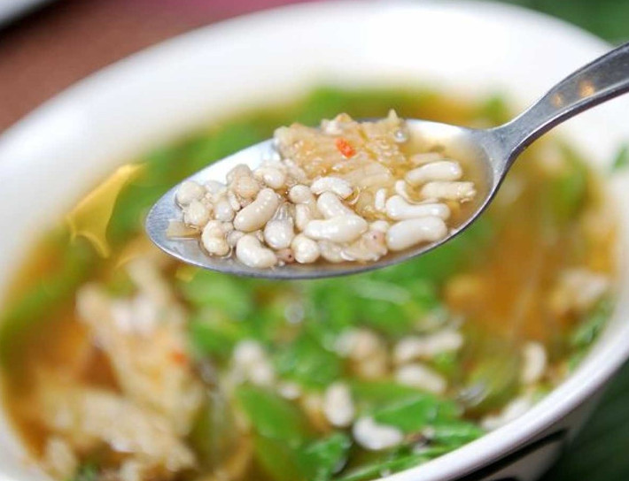 Chắc chắn, thực khách chưa bao giờ được thử một bát canh với vị béo ngậy của trứng kiến, mùi chua của lá giang, vị chát của bẹ chuối.