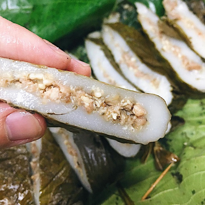 Bánh trứng kiến: Nếu xôi trứng kiến là một thể hiện nền ẩm thực từ kiến của người dân Tây Bắc thì bánh trứng kiến là đặc sản của người dân vùng Đông Bắc nước ta. Món ngon này có nhiều ở các tỉnh Cao Bằng, Bắc Cạn và nguyên liệu chính vẫn là trứng kiến.