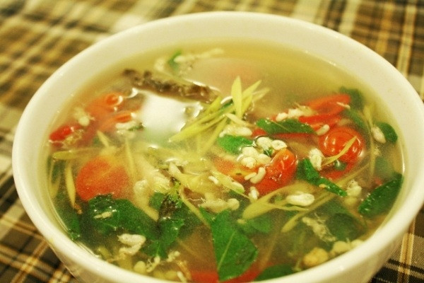 Canh trứng kiến: Đơn giản nhất trong các món chế biến từ kiến có lẽ là canh trứng kiến. Người chế biến chỉ cần đun sôi nồi nước, thả trứng kiến nấu cùng với lá giang, bẹ chuối, nêm nếm chút gia vị cho vừa miệng là có một bát canh ngon miệng.