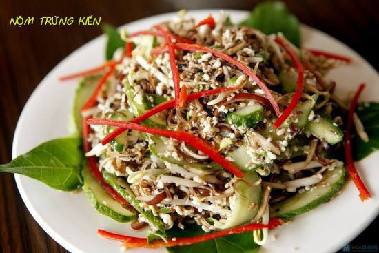 Nộm trứng kiến khi ăn sẽ có vị chát, chua, ngọt và độ giòn tan hòa lẫn rất độc đáo. Cách làm món nộm trứng kiến: Trứng kiến đem xào chín, nêm gia vị vừa dùng. Cho hỗn hợp dưa leo, bưởi và quả mít non thái mỏng vào trộn đều cùng trứng kiến. Rắc thêm ít hạt lạc rang giã nhỏ là xong ngay món nộm trứng kiến.
