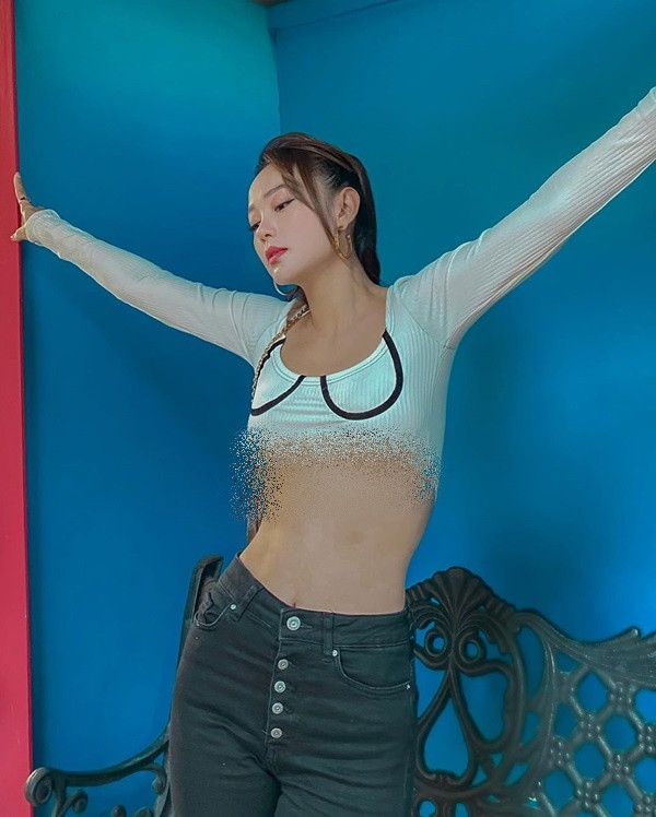 Minh Hằng cũng khoe vóc dáng bốc lửa không kém cạnh với trào lưu mặc áo hở chân ngực sexy.