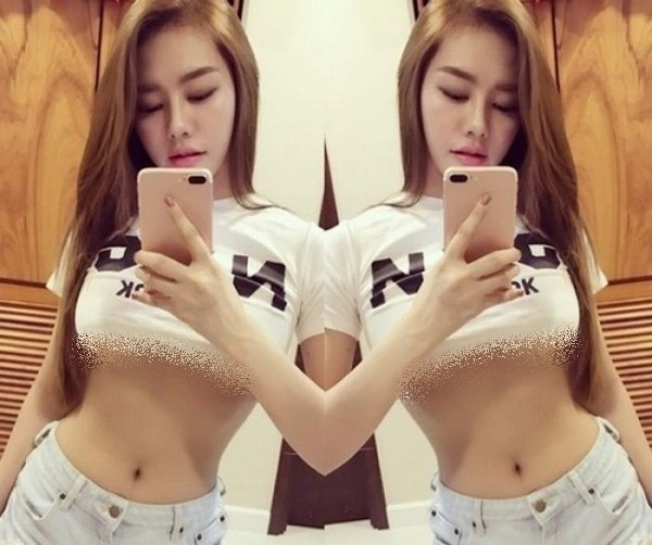 Linh Chi lại diện cả mẫu áo hở chân ngực mix cùng quần jeans xuống phố khiến người đối diện “đỏ mặt”.
