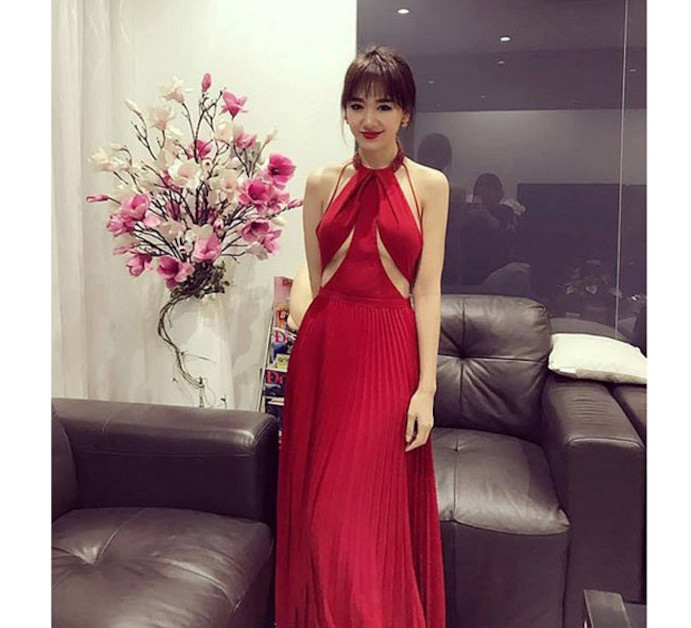 Hari Won cũng diện váy đỏ gợi cảm với những khoảng hở tinh tế khoe chân ngực, chiếc váy ôm khít eo thon.